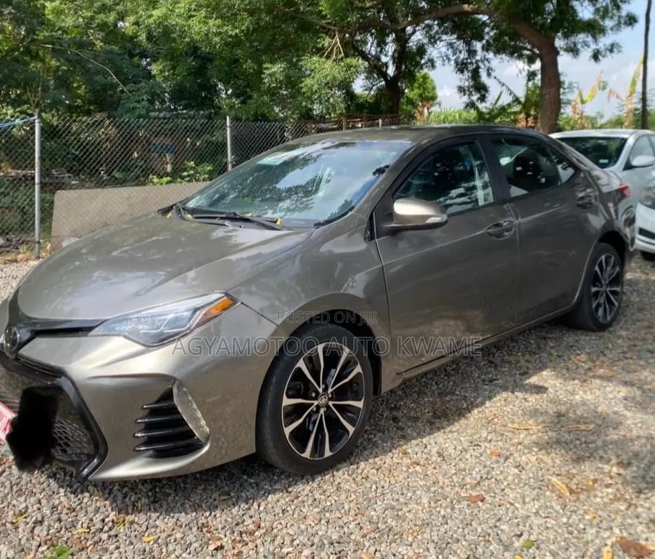 Toyota Corolla SE (1.8L 4cyl 6M) 2018 Brown