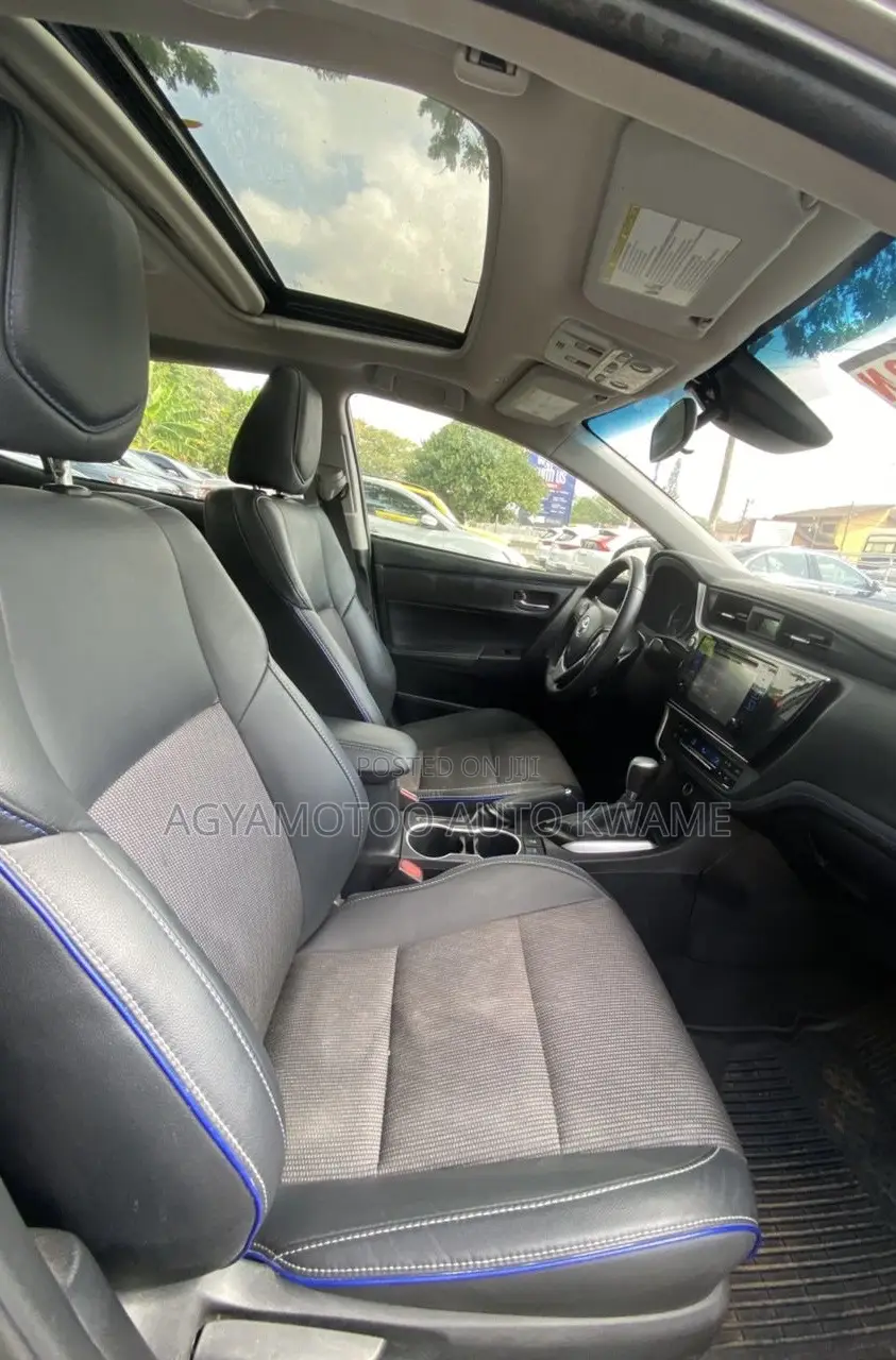 Toyota Corolla SE (1.8L 4cyl 6M) 2018 Brown