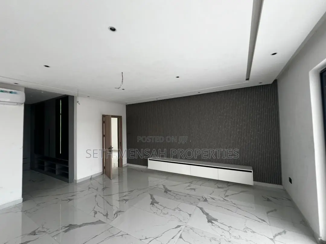 4bdrm House in 4 Bedroom House For, Lake Side Estate for sale