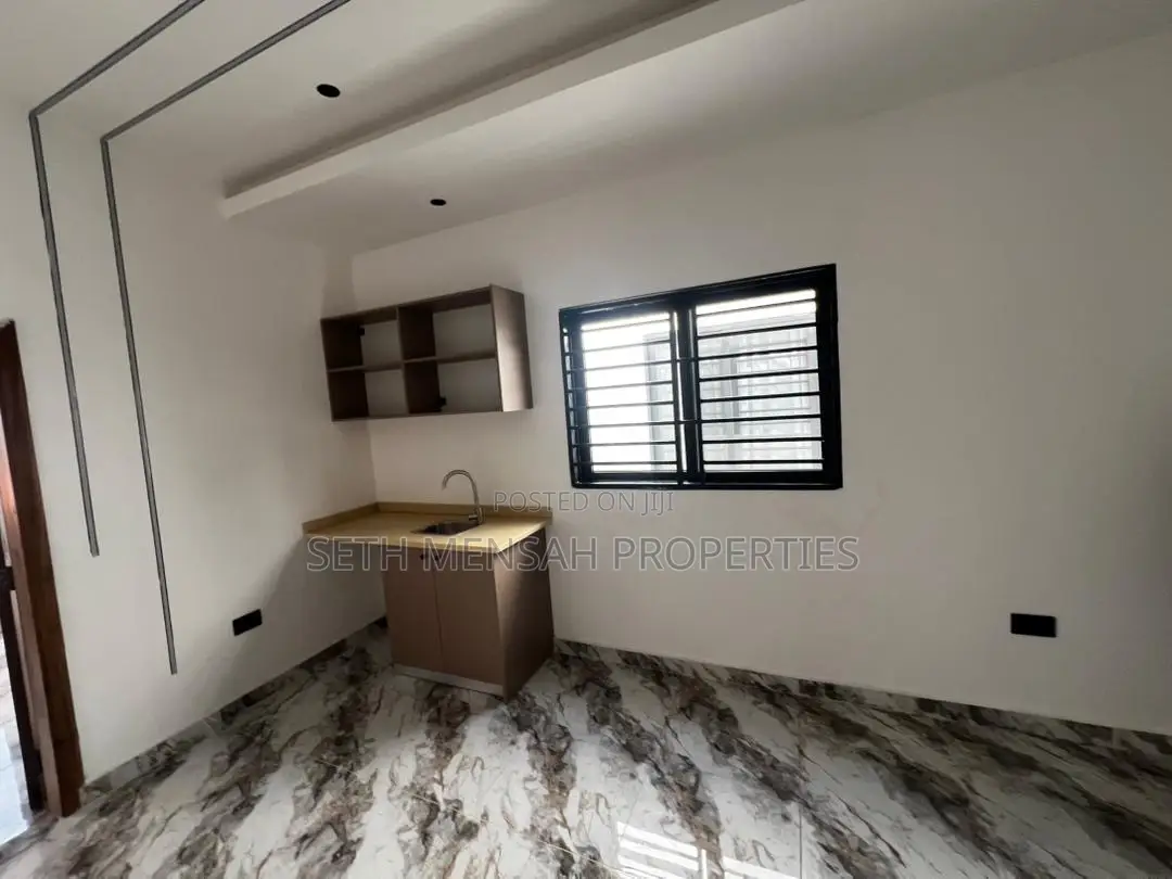 4bdrm House in 4 Bedroom House For, Lake Side Estate for sale
