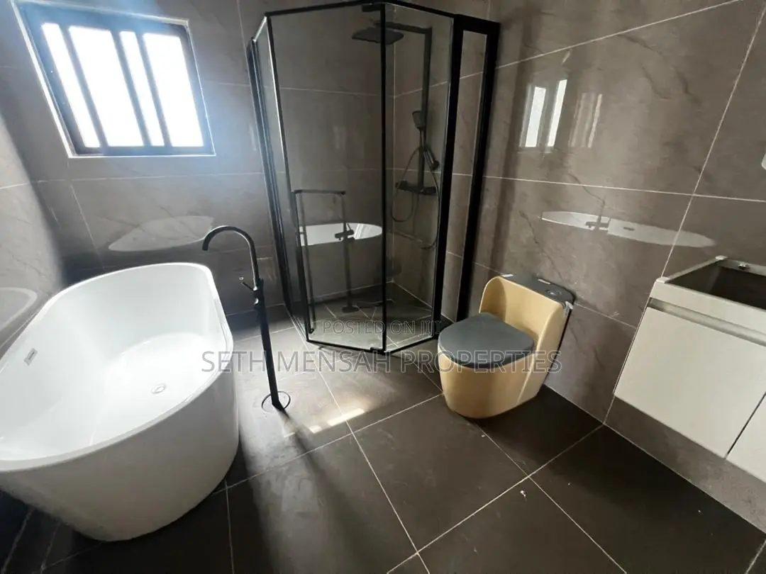 4bdrm House in 4 Bedroom House For, Lake Side Estate for sale