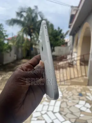 Apple iPhone XR 64 GB White