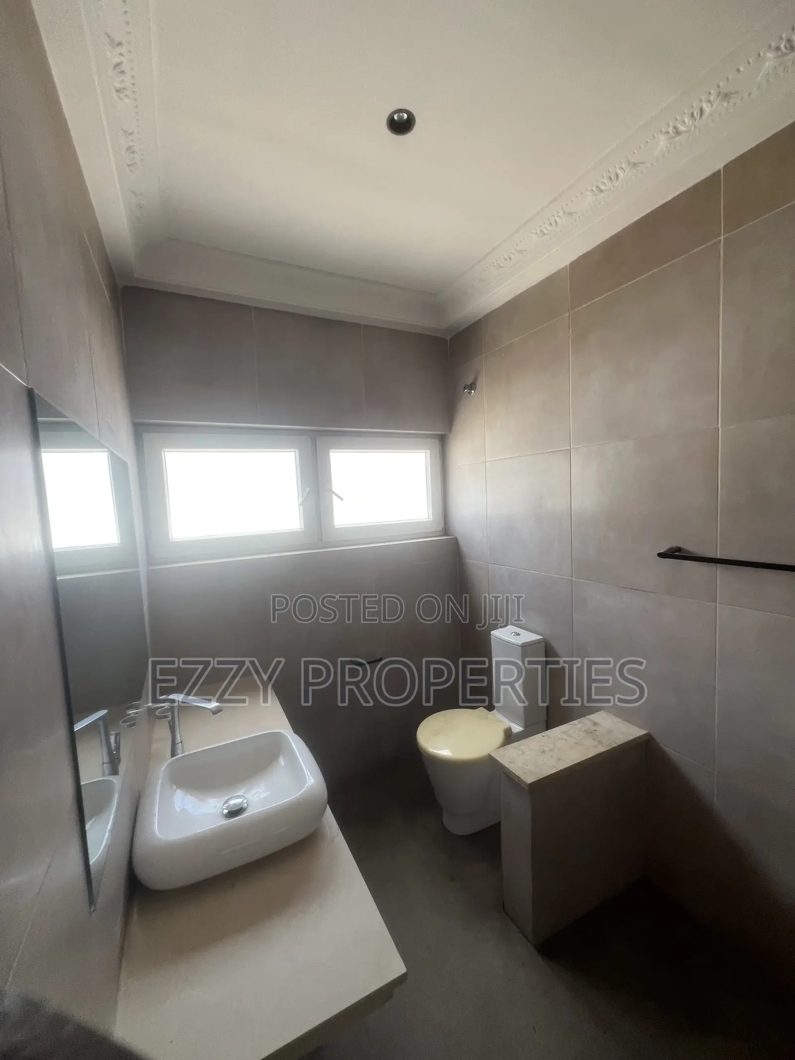 9bdrm House in East Legon for rent