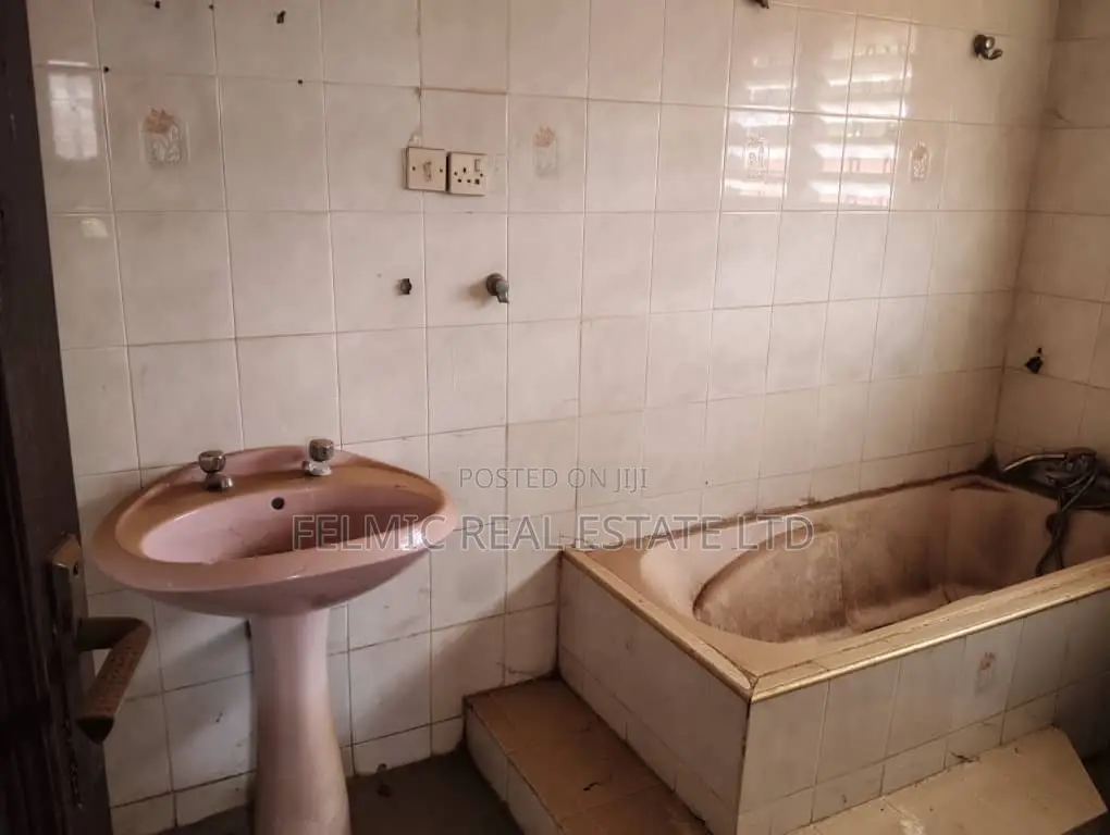 5bdrm House in Felmic Real Estate, Ofankor for sale