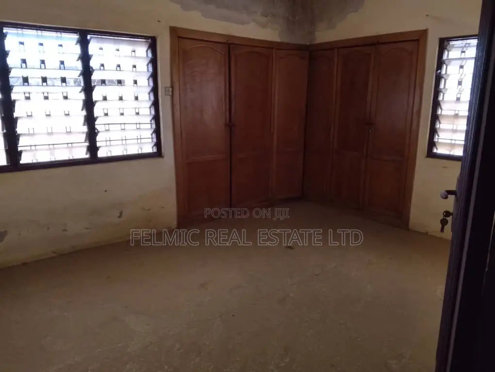 5bdrm House in Felmic Real Estate, Ofankor for sale