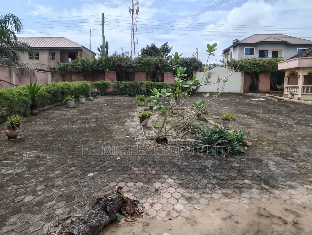 5bdrm House in Felmic Real Estate, Ofankor for sale