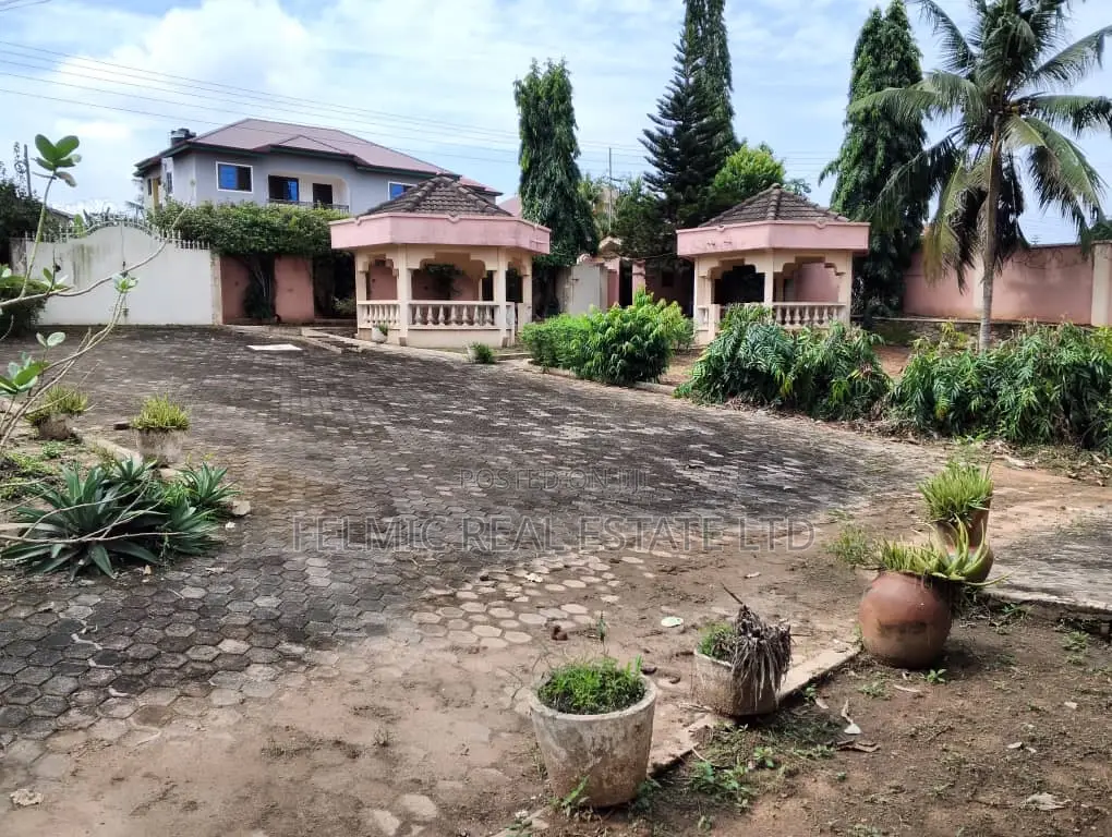 5bdrm House in Felmic Real Estate, Ofankor for sale