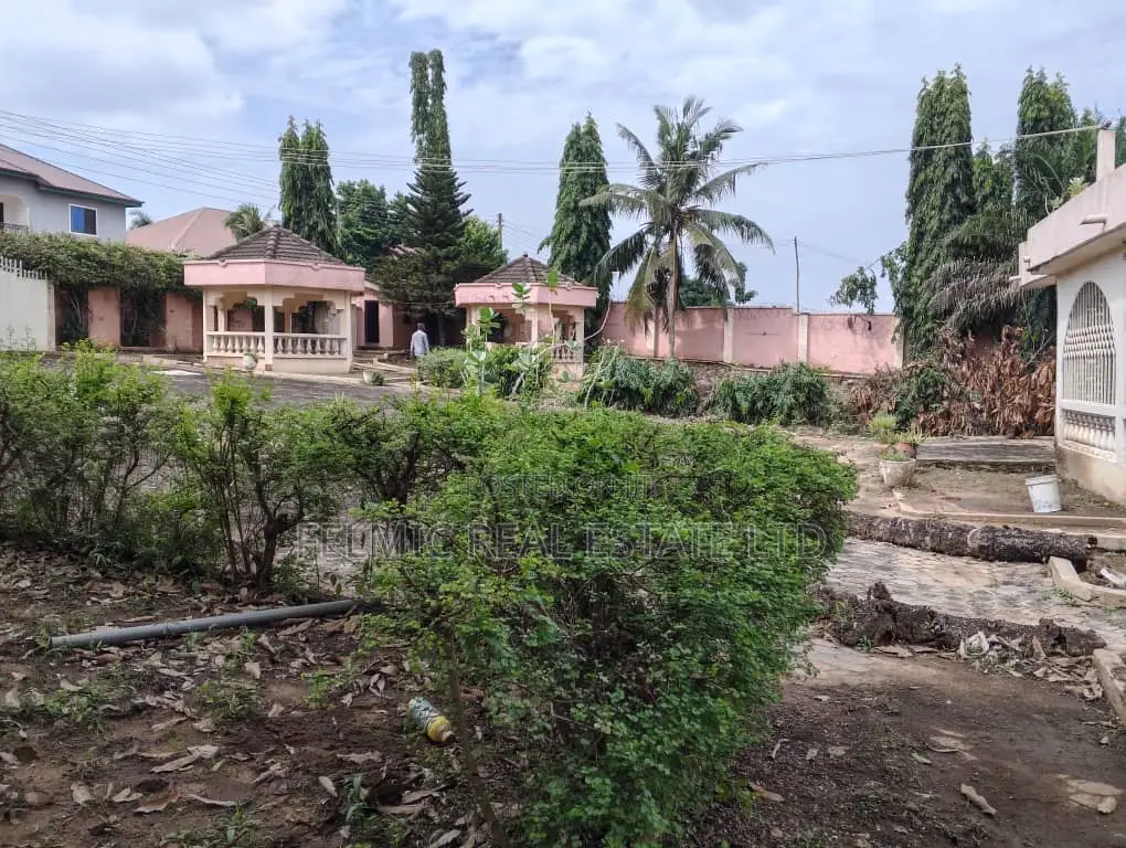 5bdrm House in Felmic Real Estate, Ofankor for sale