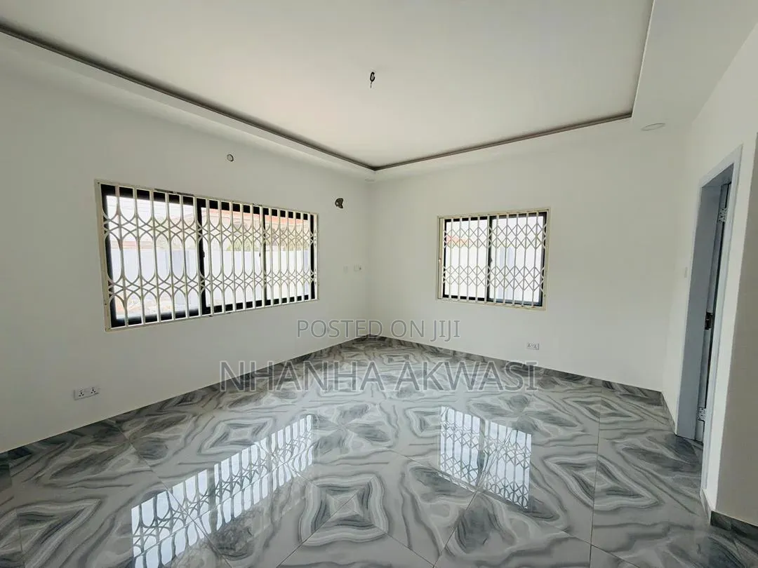 3bdrm House in 3Bedrooms House, Sakumono for sale