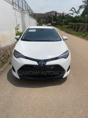 Toyota Corolla LE (1.8L 4cyl 2A) 2018 White