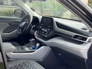 Toyota Highlander LE 2021 Black