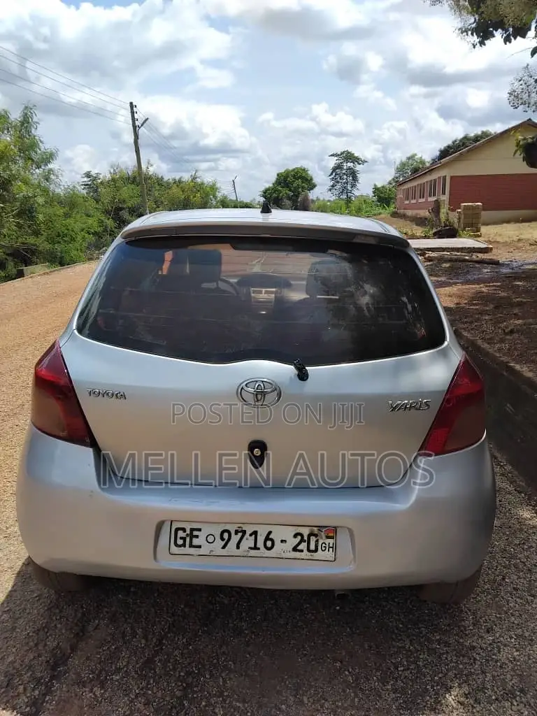 Toyota Yaris Base Hatchback 3dr 2010 Silver