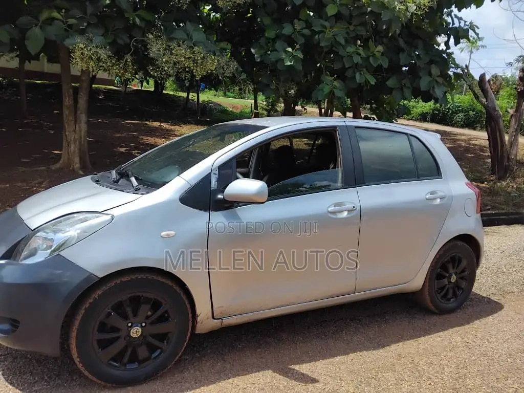 Toyota Yaris Base Hatchback 3dr 2010 Silver