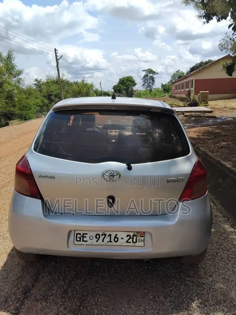 Toyota Yaris Base Hatchback 3dr 2010 Silver