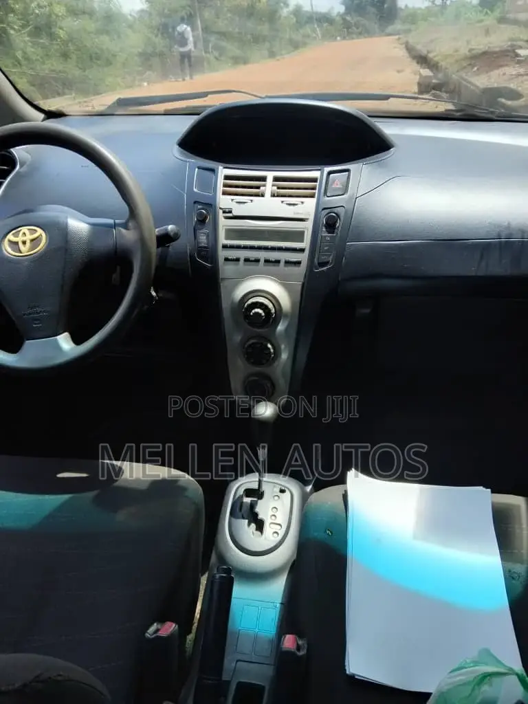 Toyota Yaris Base Hatchback 3dr 2010 Silver