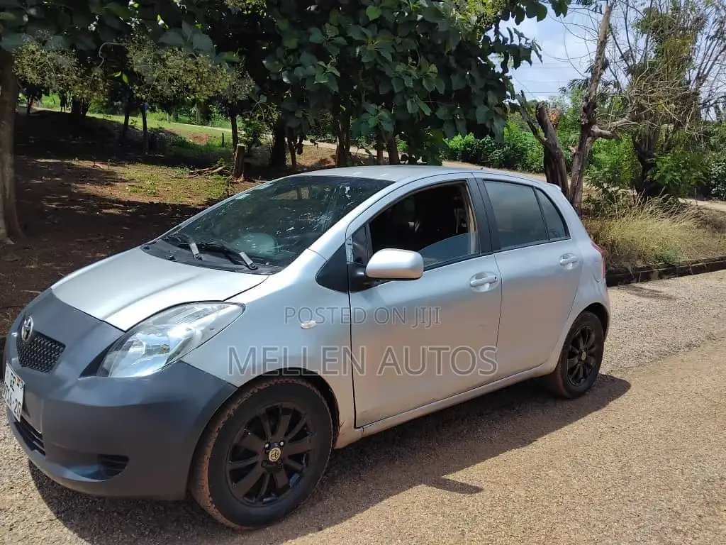 Toyota Yaris Base Hatchback 3dr 2010 Silver