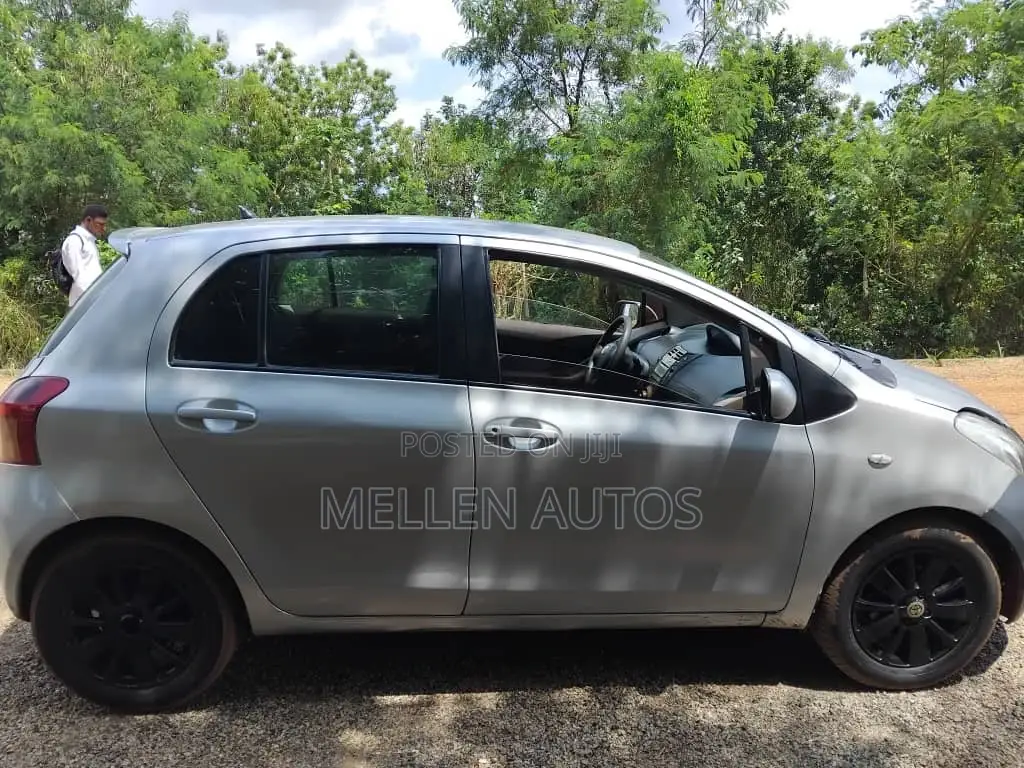 Toyota Yaris Base Hatchback 3dr 2010 Silver