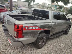 Mitsubishi L200 2025 Gray