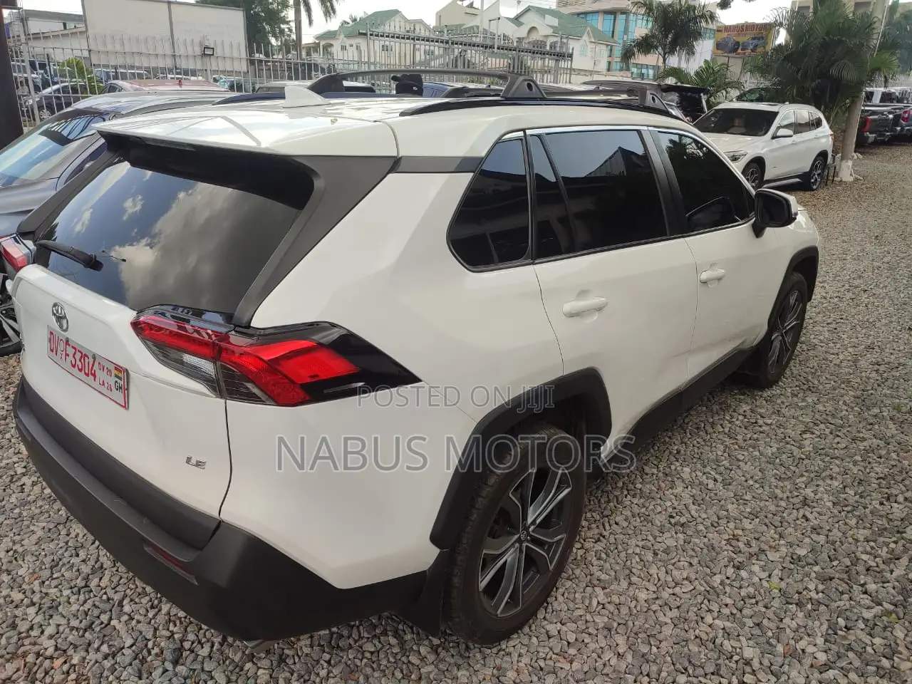 Toyota RAV4 LE AWD 2019 White