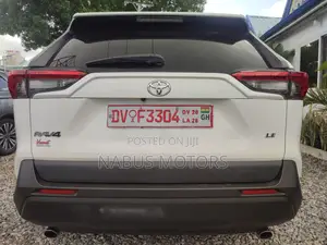 Toyota RAV4 LE AWD 2019 White