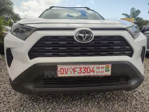 Toyota RAV4 LE AWD 2019 White