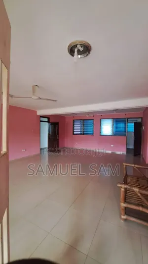 8bdrm House in Tema Community 11 for rent