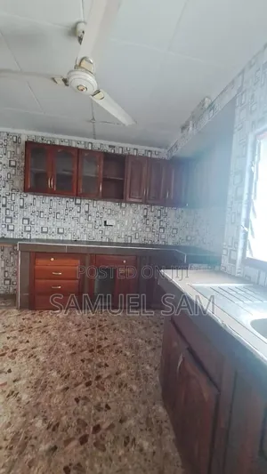 8bdrm House in Tema Community 11 for rent
