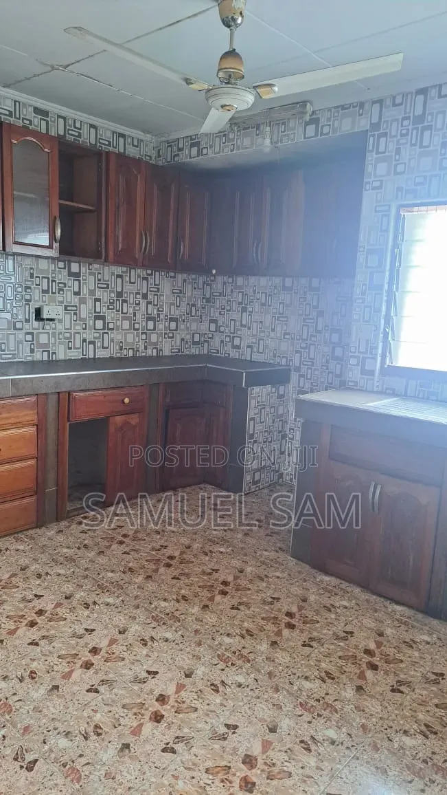 8bdrm House in Tema Community 11 for rent