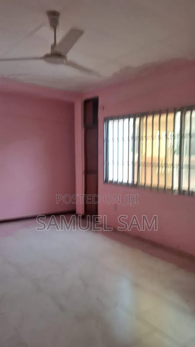 8bdrm House in Tema Community 11 for rent