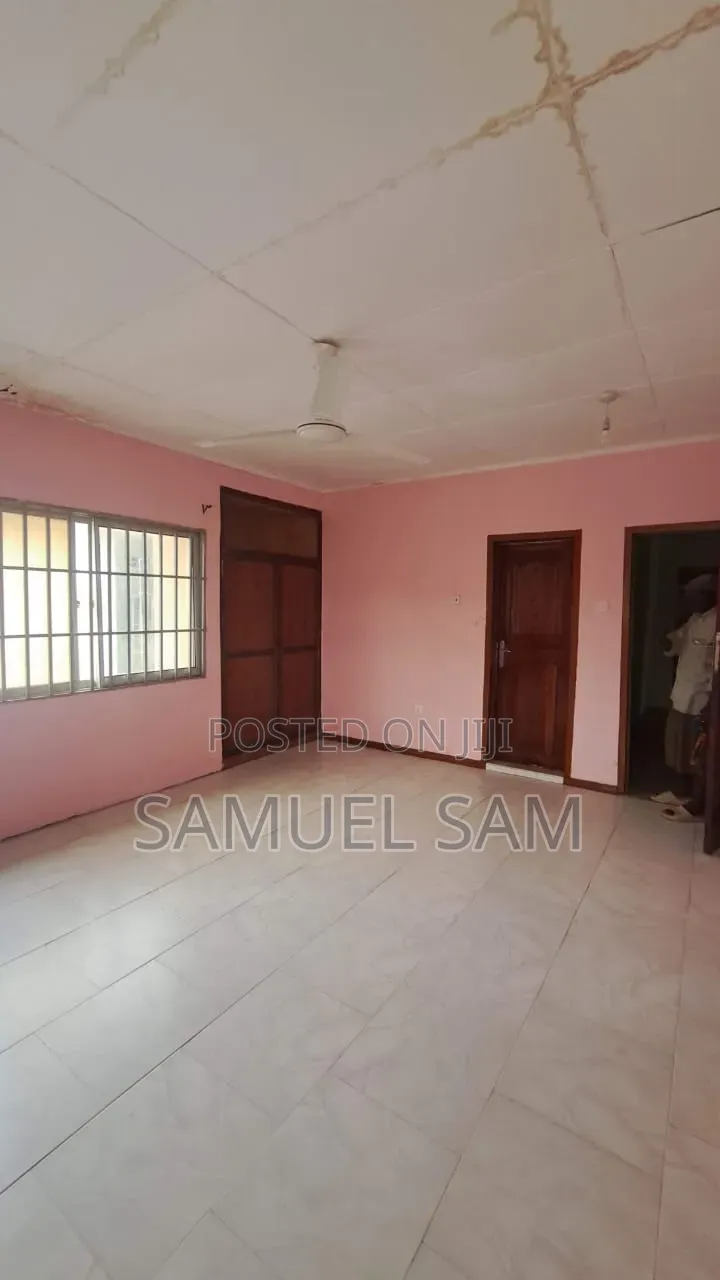 8bdrm House in Tema Community 11 for rent