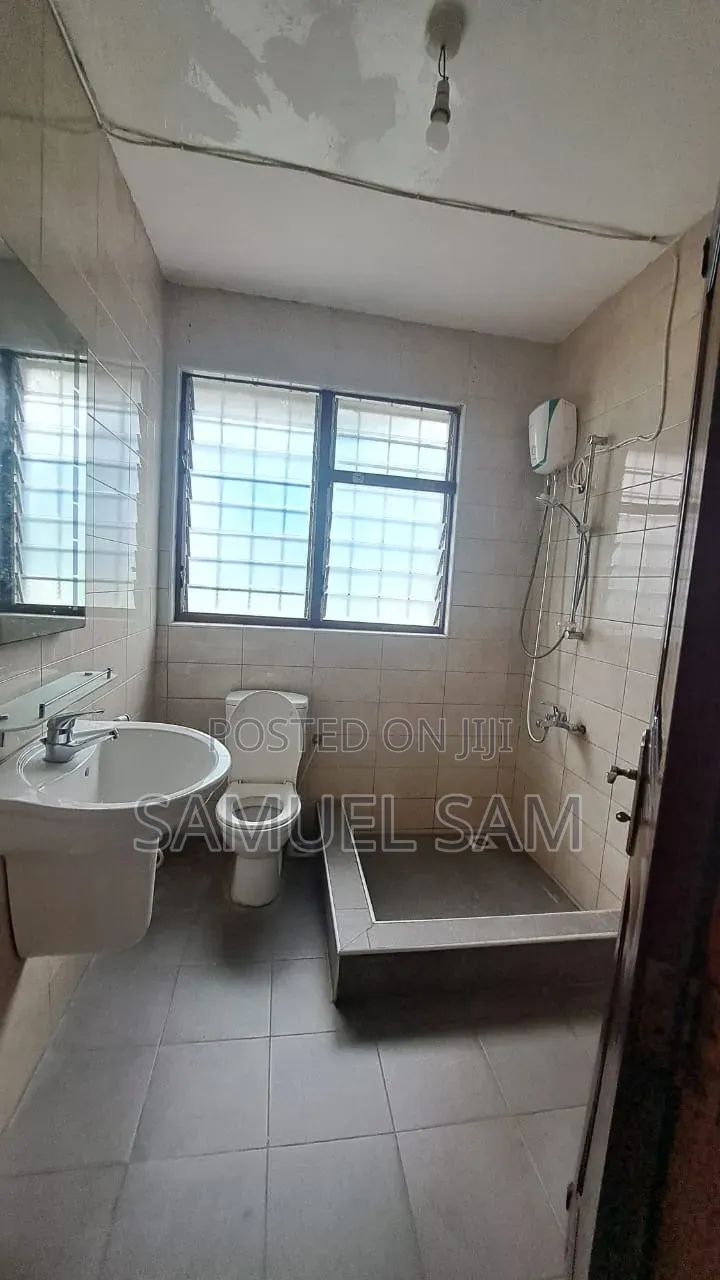 8bdrm House in Tema Community 11 for rent