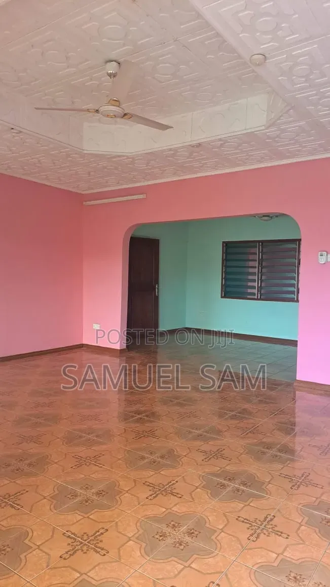8bdrm House in Tema Community 11 for rent