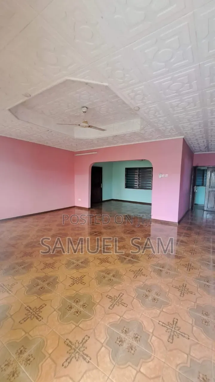 8bdrm House in Tema Community 11 for rent