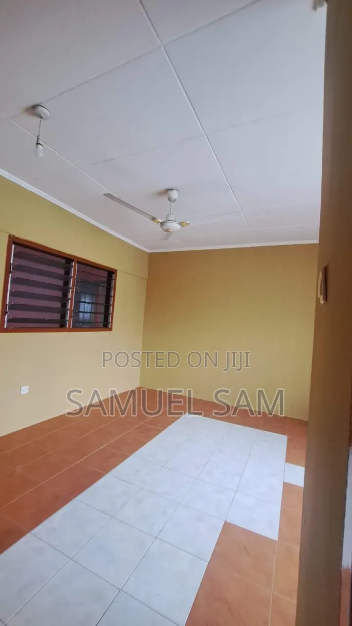 8bdrm House in Tema Community 11 for rent