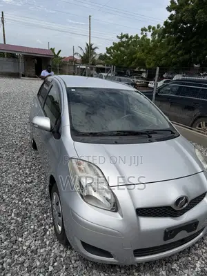 Toyota Vitz 2010 Silver