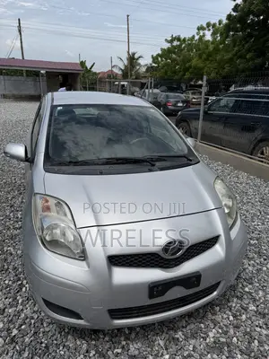 Toyota Vitz 2010 Silver