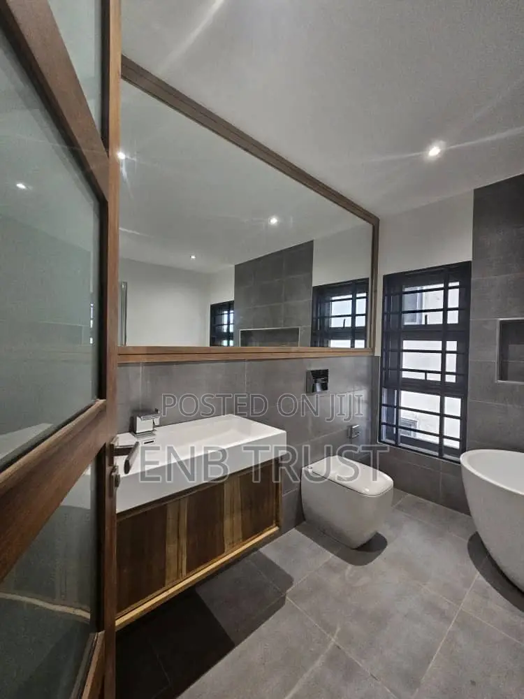 4bdrm Duplex in East Airport, Melcom for sale