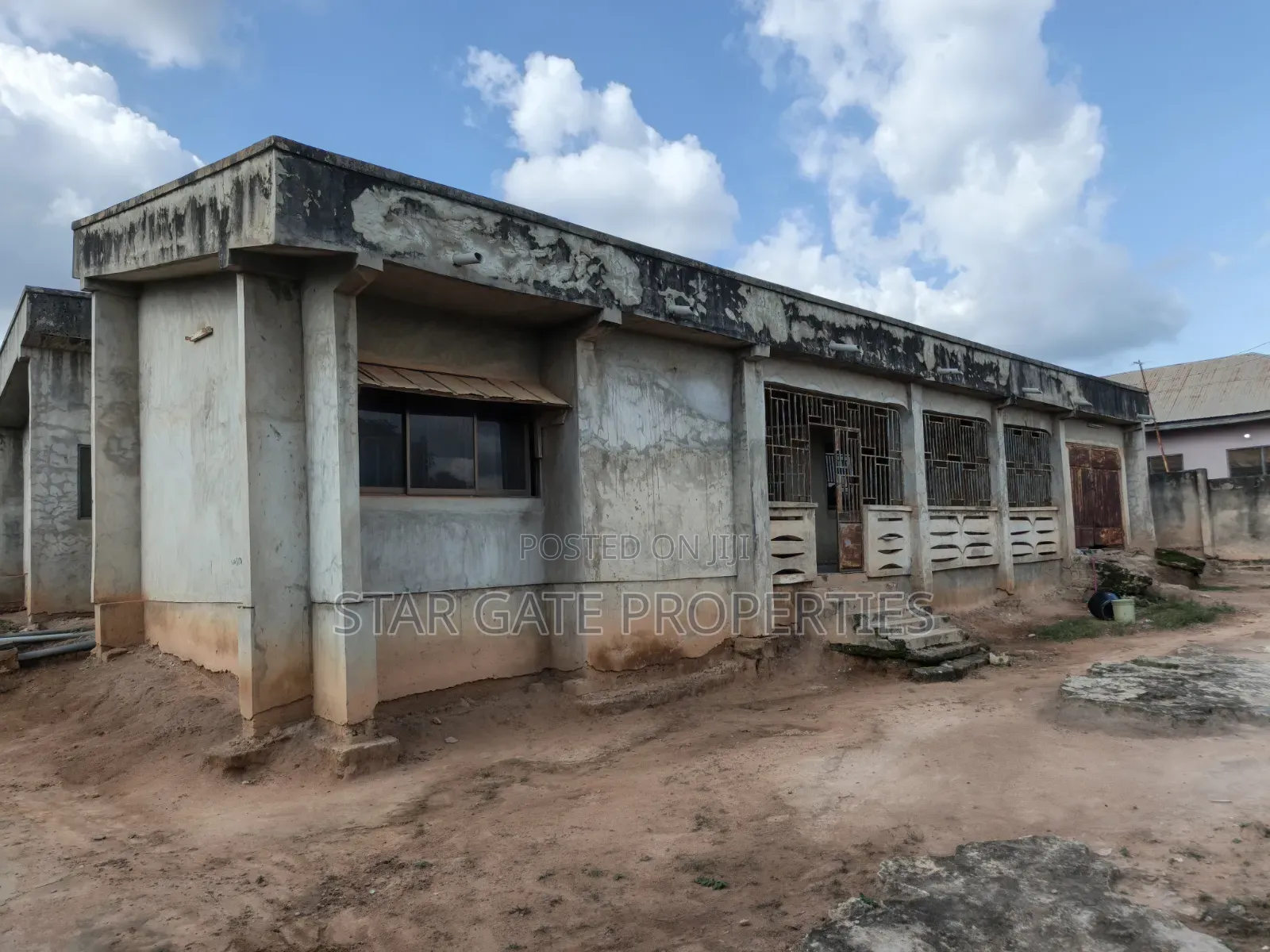 7bdrm House in Emina, Kumasi Metropolitan for sale