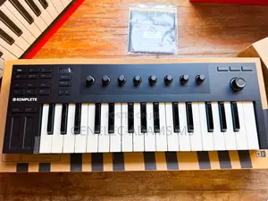 Brand New Original Native Instrument Komplete Kontrol M32