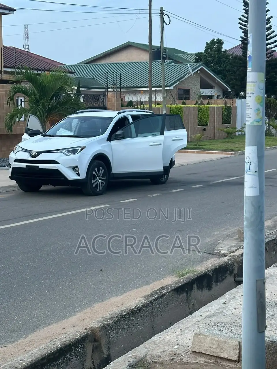 Toyota RAV4 LE AWD 2019 White