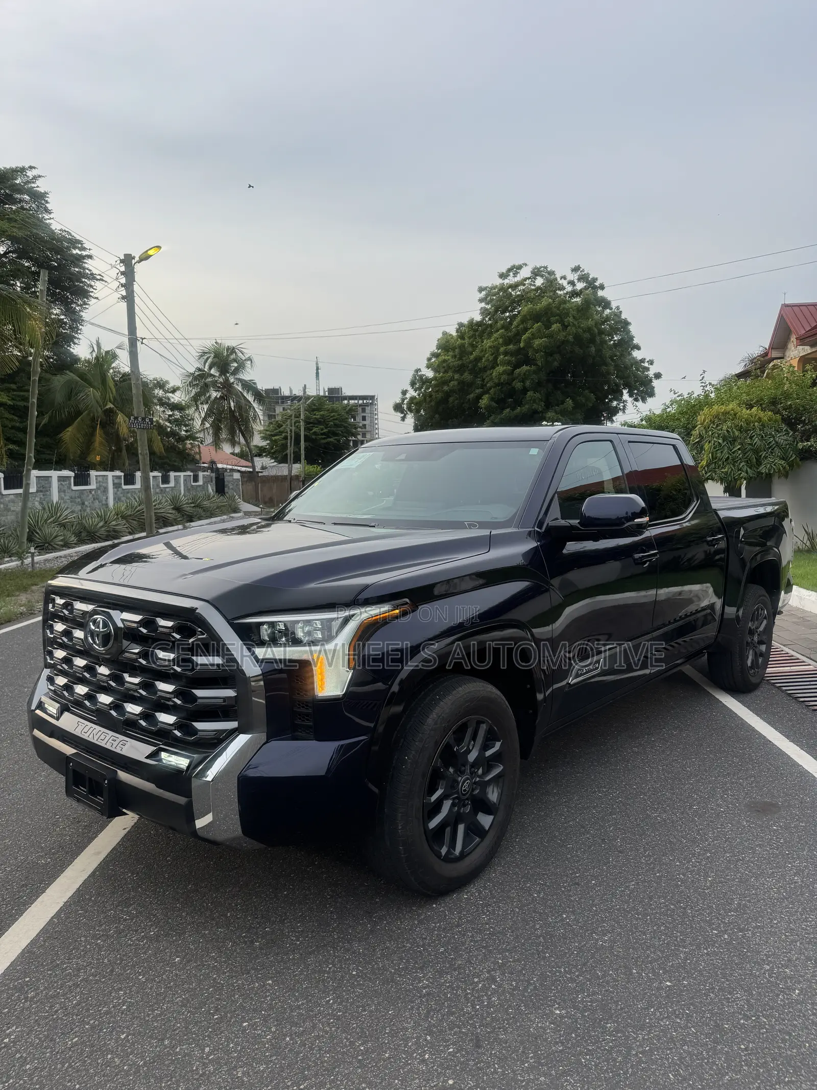 Toyota Tundra Platinum CrewMax 4WD SB w/5.5' Bed 2025 Blue
