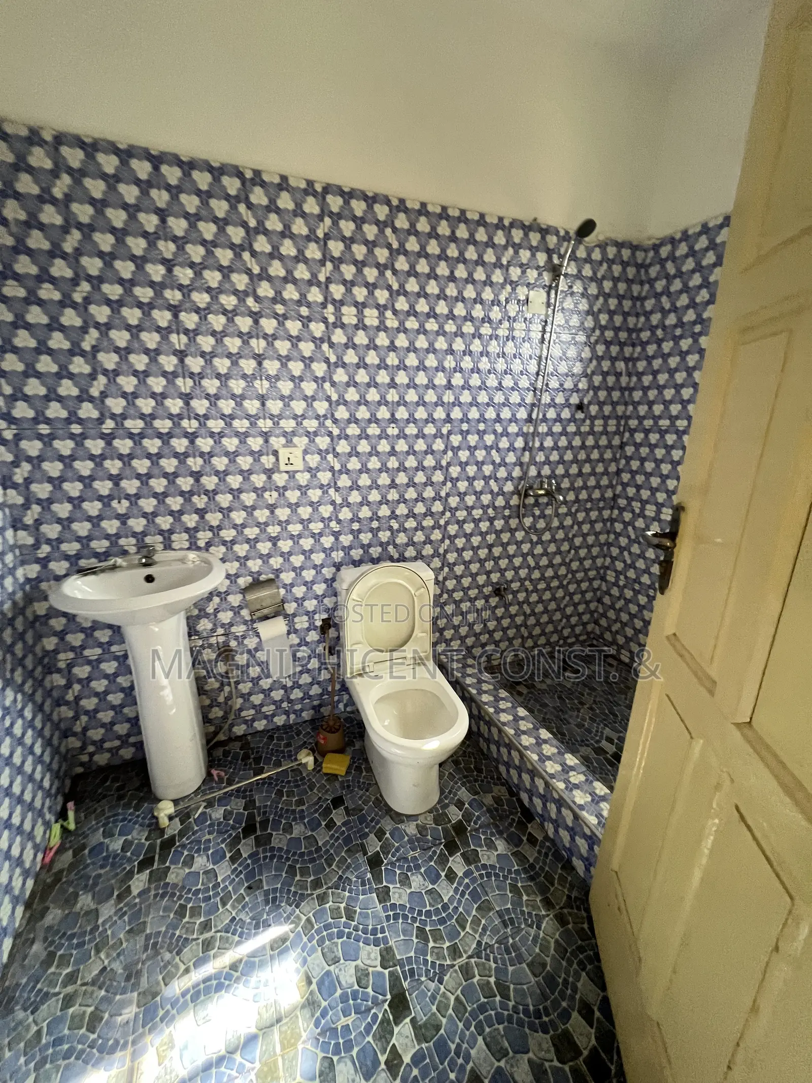 3bdrm Apartment in Lakeside, Ashaley Botwe for rent