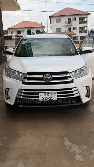 Toyota Highlander LE Plus 2019 White