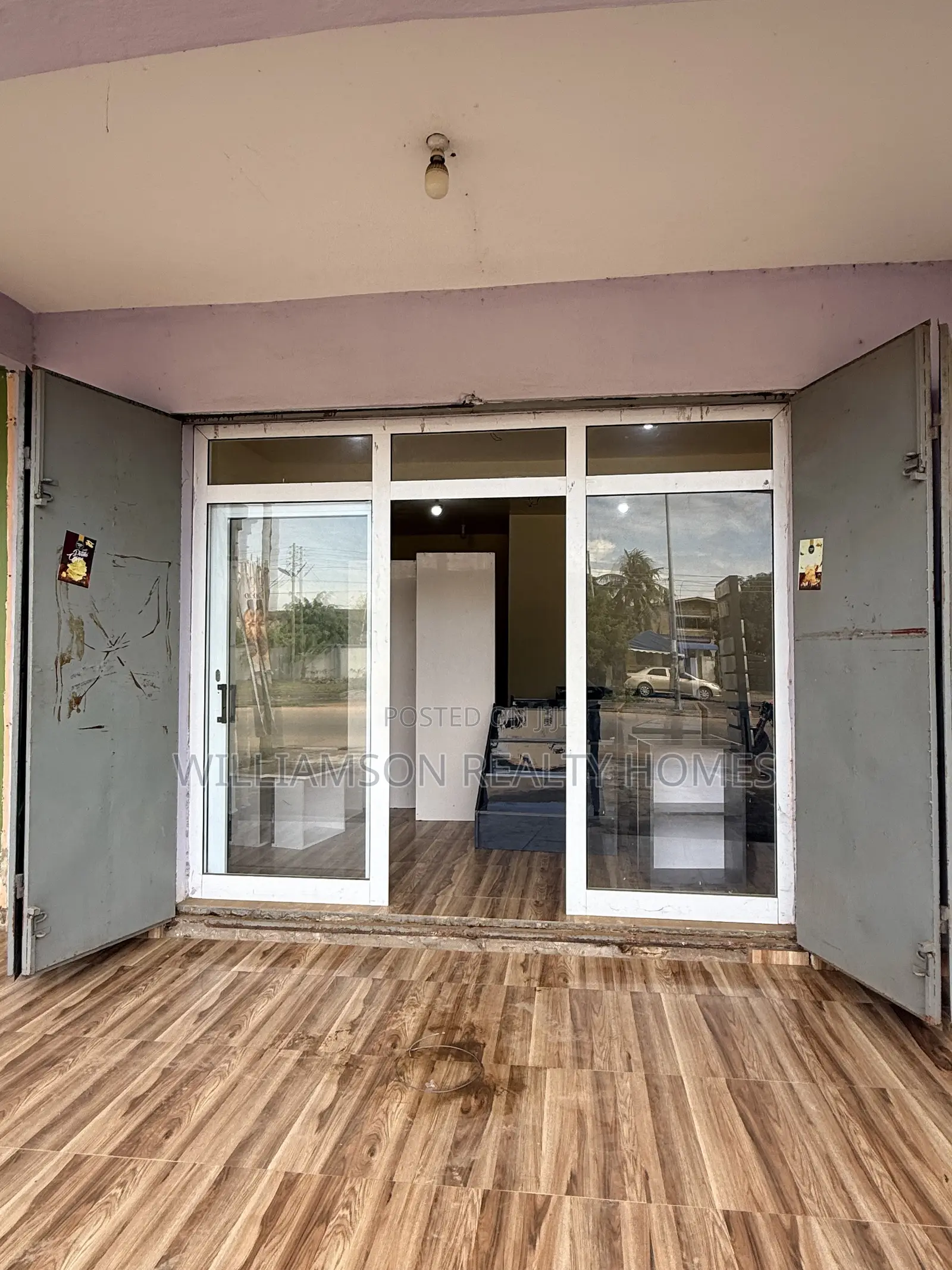Downstairs Road Side Shop/Store/Office Space/Warehouse 4rent,Spintex
