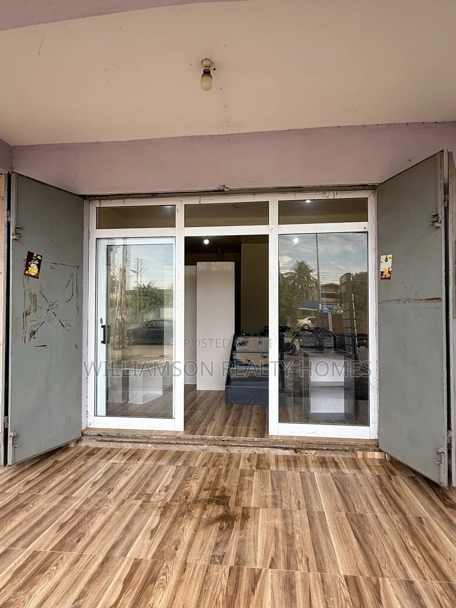 Downstairs Road Side Shop/Store/Office Space/Warehouse 4rent,Spintex