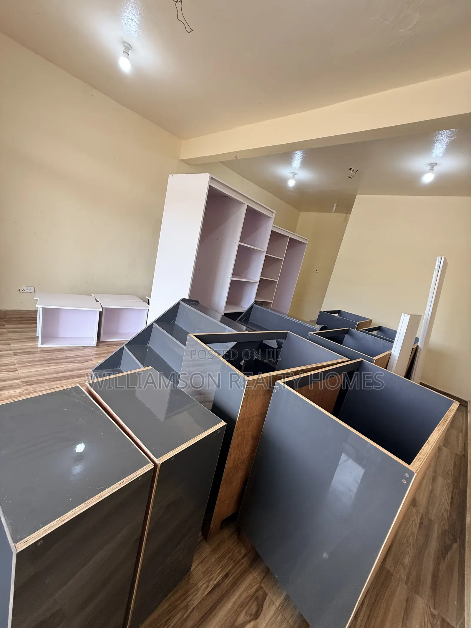 Downstairs Road Side Shop/Store/Office Space/Warehouse 4rent,Spintex