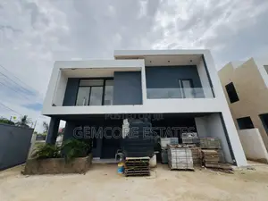4bdrm Townhouse / Terrace in School Junction, Ashaley Botwe for rent