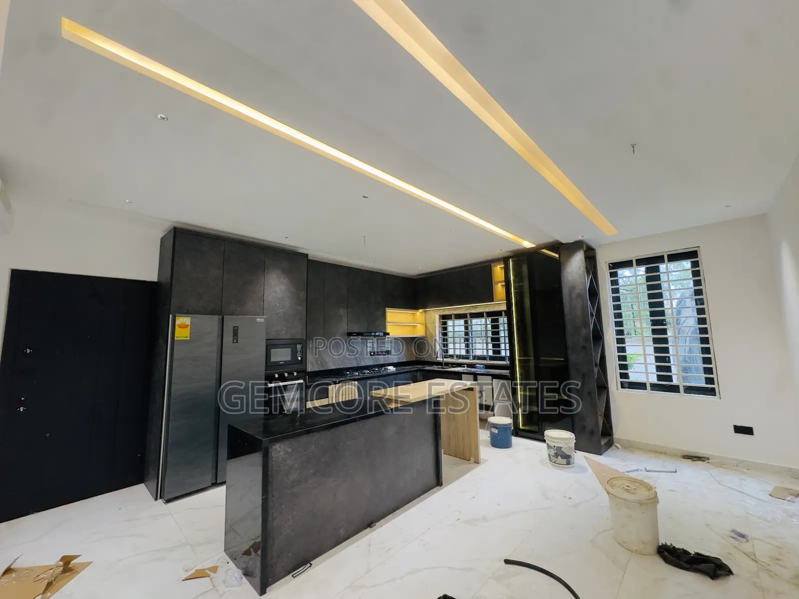 4bdrm Townhouse / Terrace in School Junction, Ashaley Botwe for rent