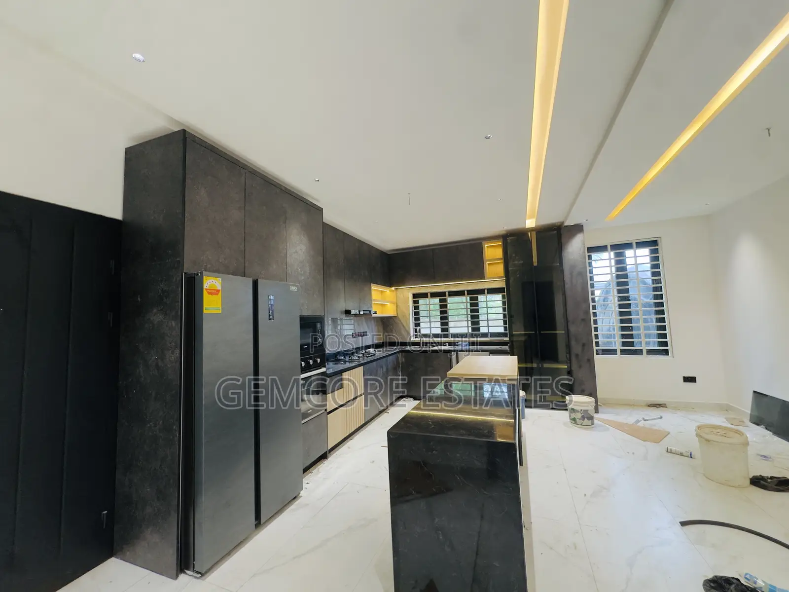4bdrm Townhouse / Terrace in School Junction, Ashaley Botwe for rent