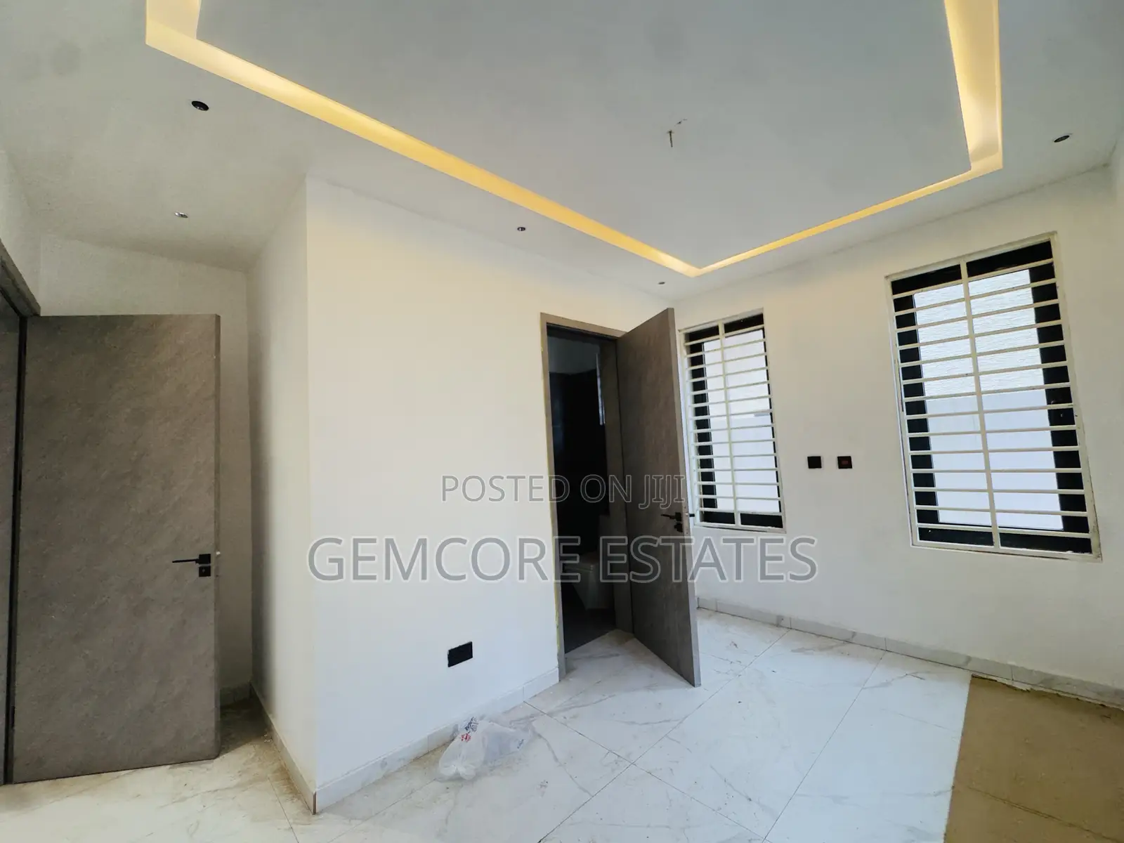 4bdrm Townhouse / Terrace in School Junction, Ashaley Botwe for rent